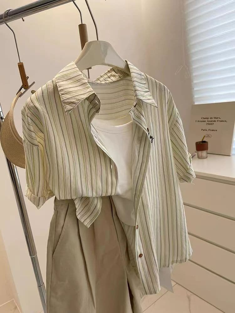 세로 줄무늬 POLO 칼라 반팔 셔츠 남자 여자 여름 드레스 2026 새로운 Chic 슬림해 보이는 셔츠 ins 이미지 2