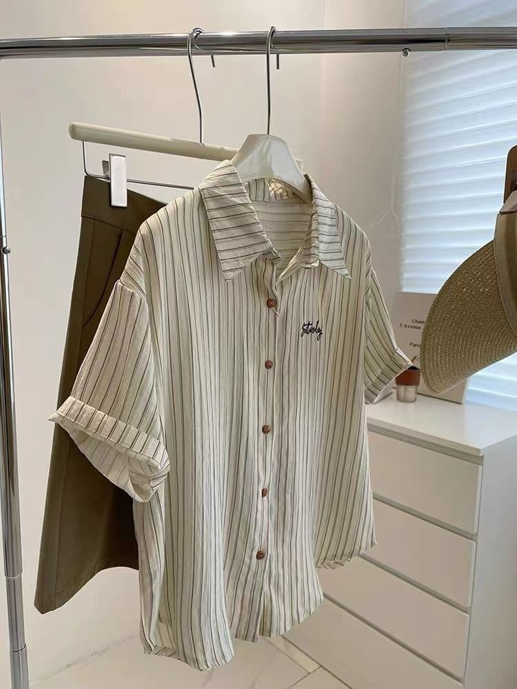 세로 줄무늬 POLO 칼라 반팔 셔츠 남자 여자 여름 드레스 2026 새로운 Chic 슬림해 보이는 셔츠 ins 이미지 4