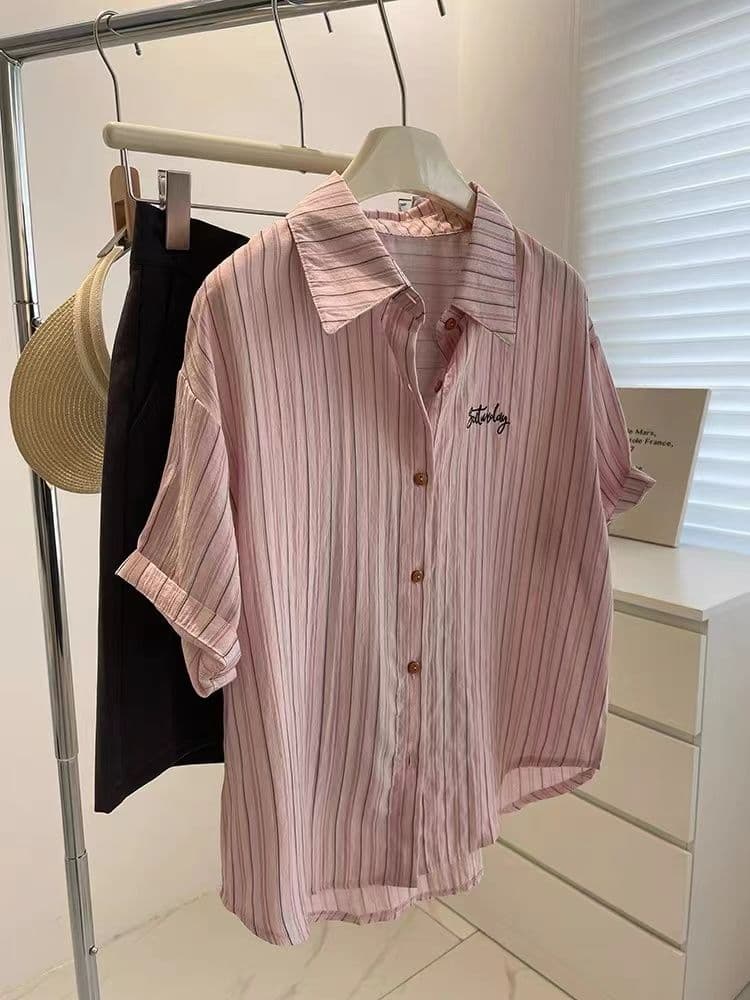 세로 줄무늬 POLO 칼라 반팔 셔츠 남자 여자 여름 드레스 2026 새로운 Chic 슬림해 보이는 셔츠 ins 이미지 3