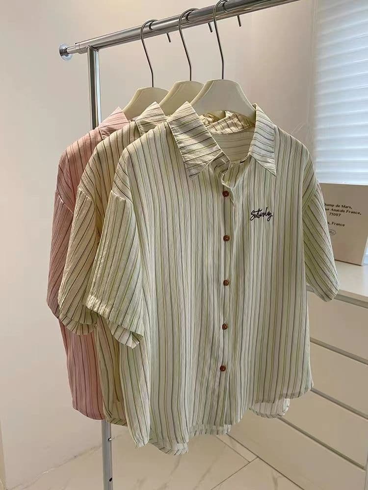 세로 줄무늬 POLO 칼라 반팔 셔츠 남자 여자 여름 드레스 2026 새로운 Chic 슬림해 보이는 셔츠 ins 상세 이미지 2
