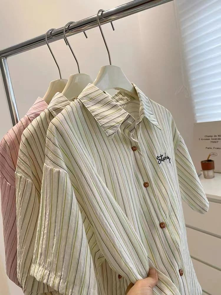 세로 줄무늬 POLO 칼라 반팔 셔츠 남자 여자 여름 드레스 2026 새로운 Chic 슬림해 보이는 셔츠 ins 상세 이미지 3