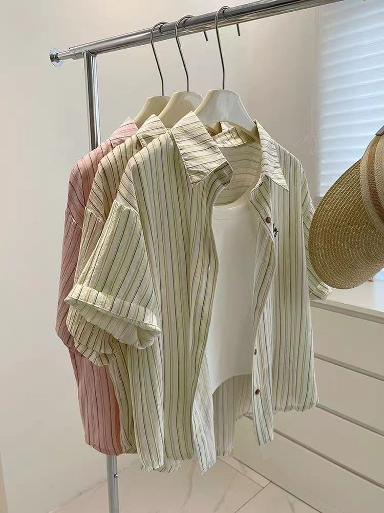 세로 줄무늬 POLO 칼라 반팔 셔츠 남자 여자 여름 드레스 2026 새로운 Chic 슬림해 보이는 셔츠 ins 상세 이미지 4