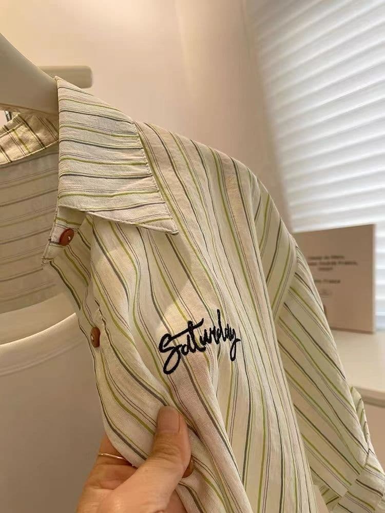세로 줄무늬 POLO 칼라 반팔 셔츠 남자 여자 여름 드레스 2026 새로운 Chic 슬림해 보이는 셔츠 ins 상세 이미지 7