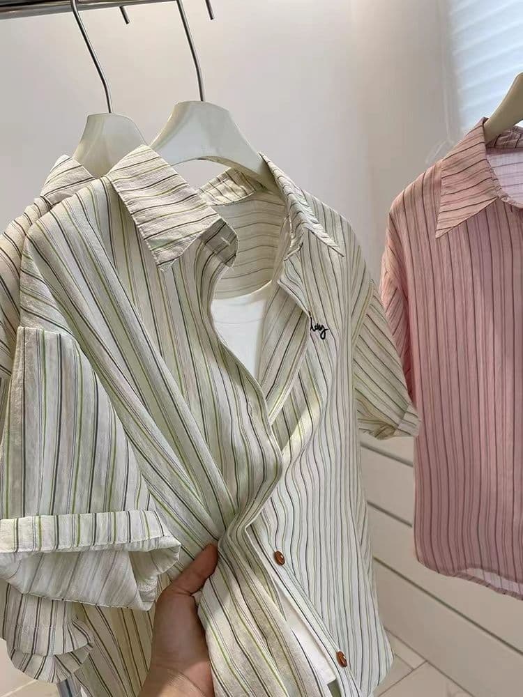 세로 줄무늬 POLO 칼라 반팔 셔츠 남자 여자 여름 드레스 2026 새로운 Chic 슬림해 보이는 셔츠 ins 상세 이미지 9