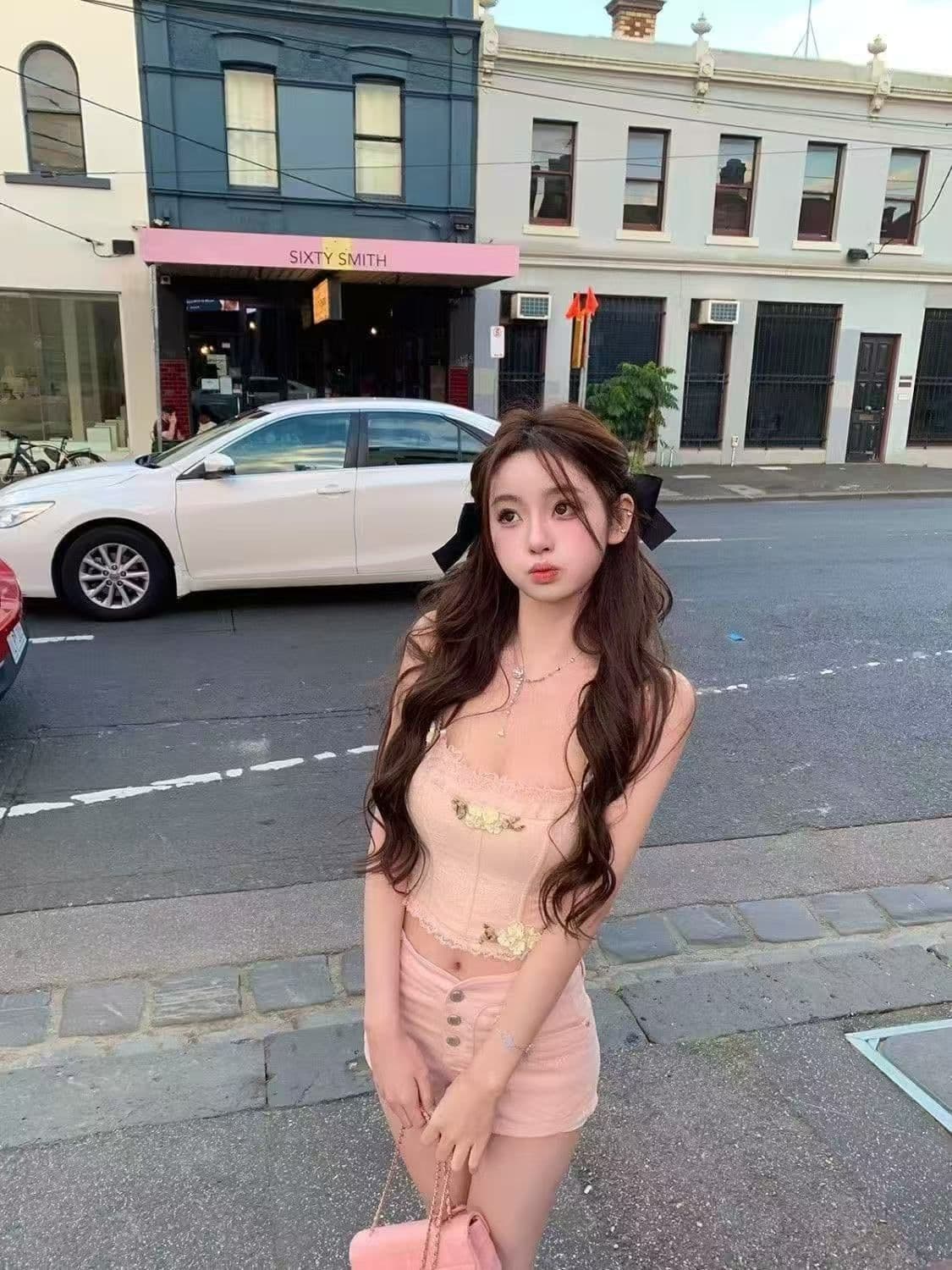 켜기 새로운 핑크색 펭 넓적 다리 데님 반바지 여성 2026 여름 새로운 로우 웨이스트 몸매 가꾸기 슬림해 보이는 아름다움 넓적 다리 초단바지 이미지 3