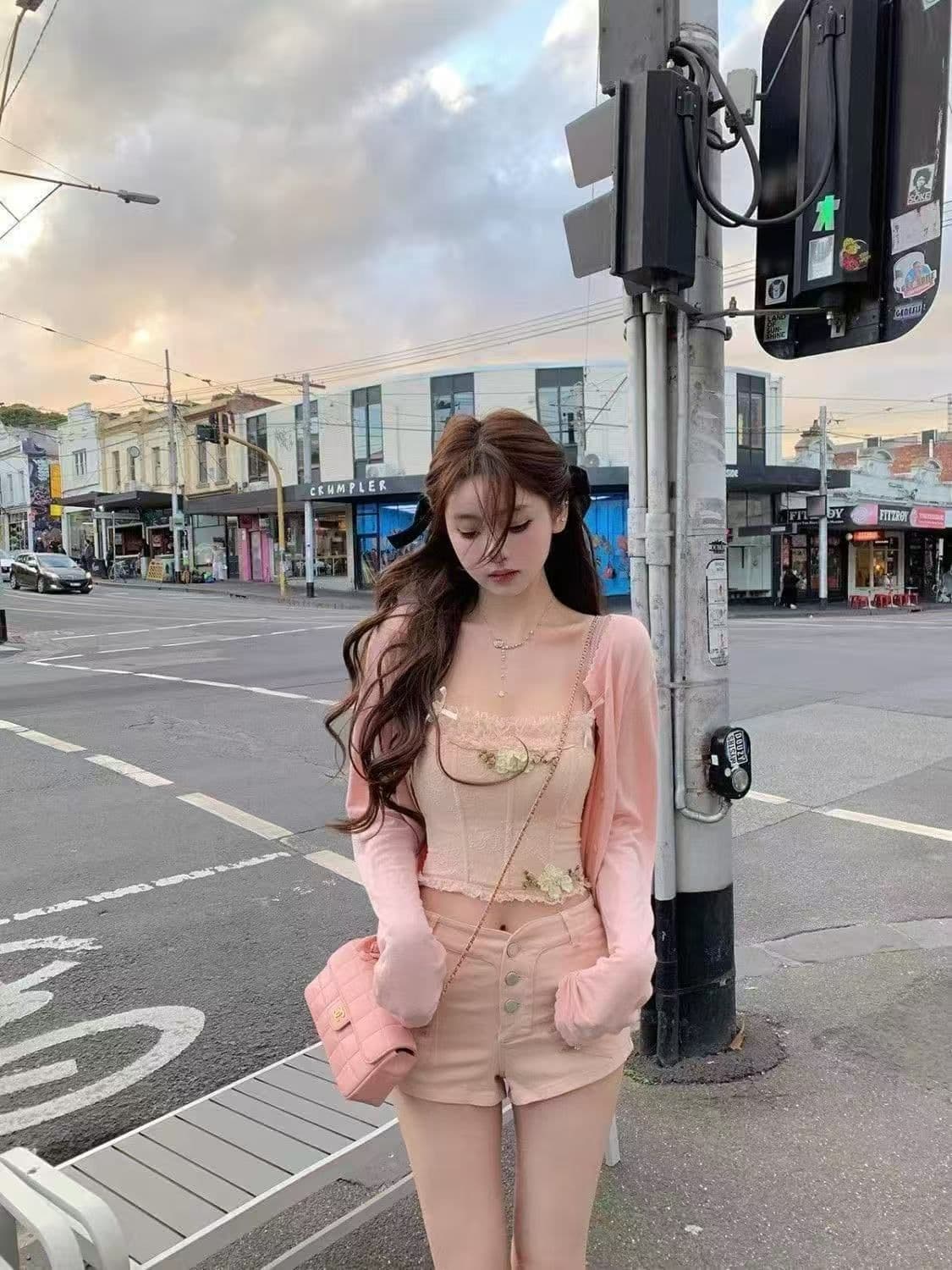 켜기 새로운 핑크색 펭 넓적 다리 데님 반바지 여성 2026 여름 새로운 로우 웨이스트 몸매 가꾸기 슬림해 보이는 아름다움 넓적 다리 초단바지 이미지 2