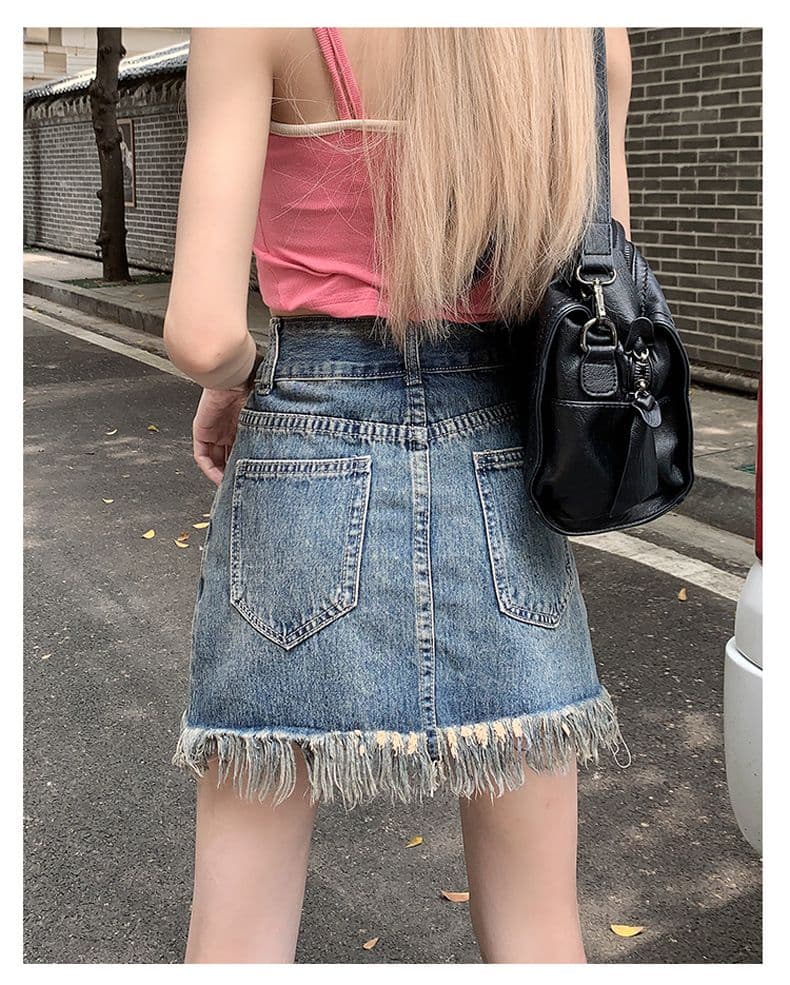 ins 바람 새로운 데님 스커트 여성 반신 패션 레트로 데님 한 마디 타이트 스커트 술 디자인 거친 가장자리 짧은 치마 이미지 3