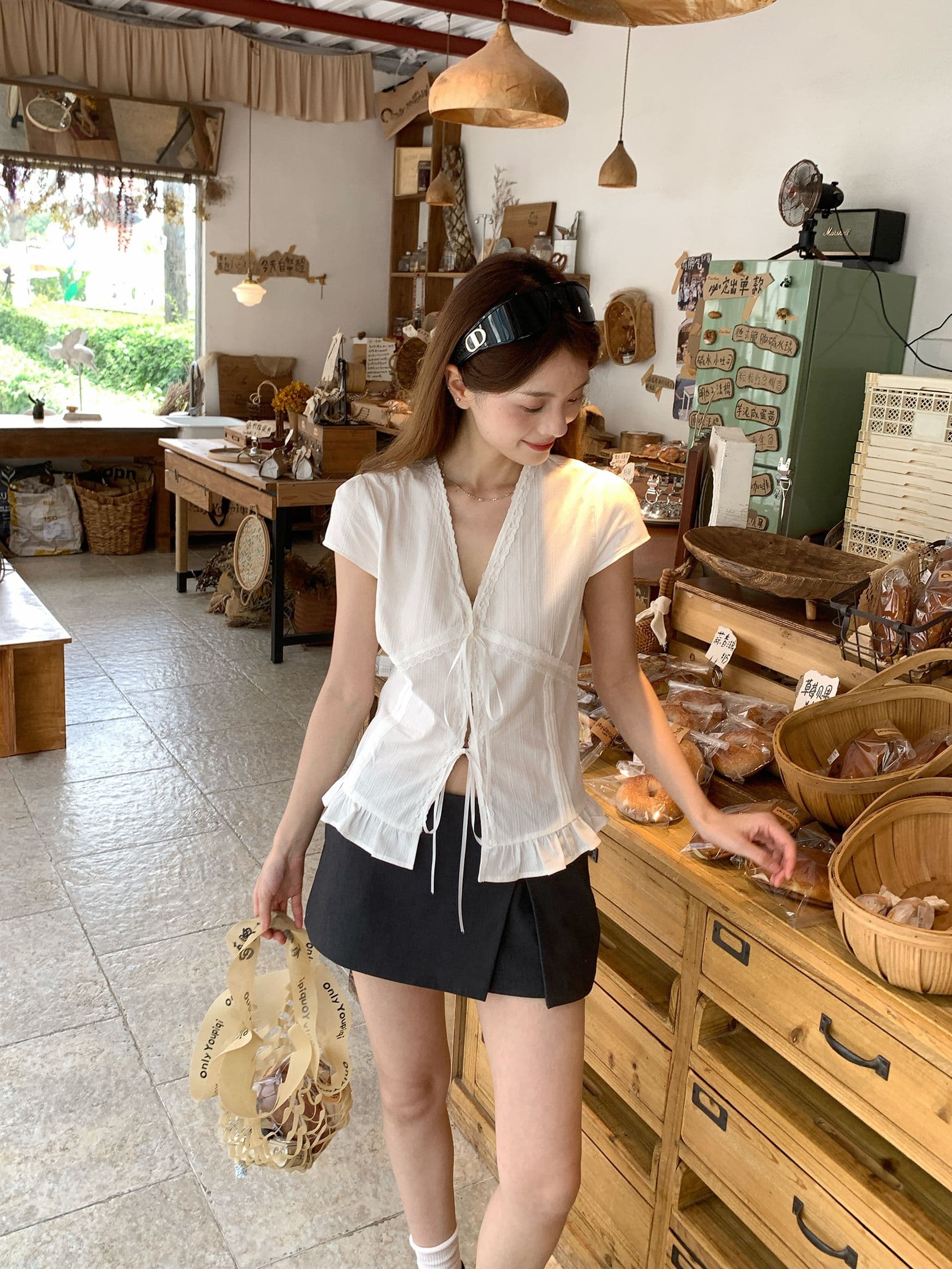 원본 원단 레이스 레이스 몸매 가꾸기 V넥 허리 수축 반팔 흰 셔츠 레이스업 디자인 센스 아메리칸 핫걸 맨위 상세 이미지 1