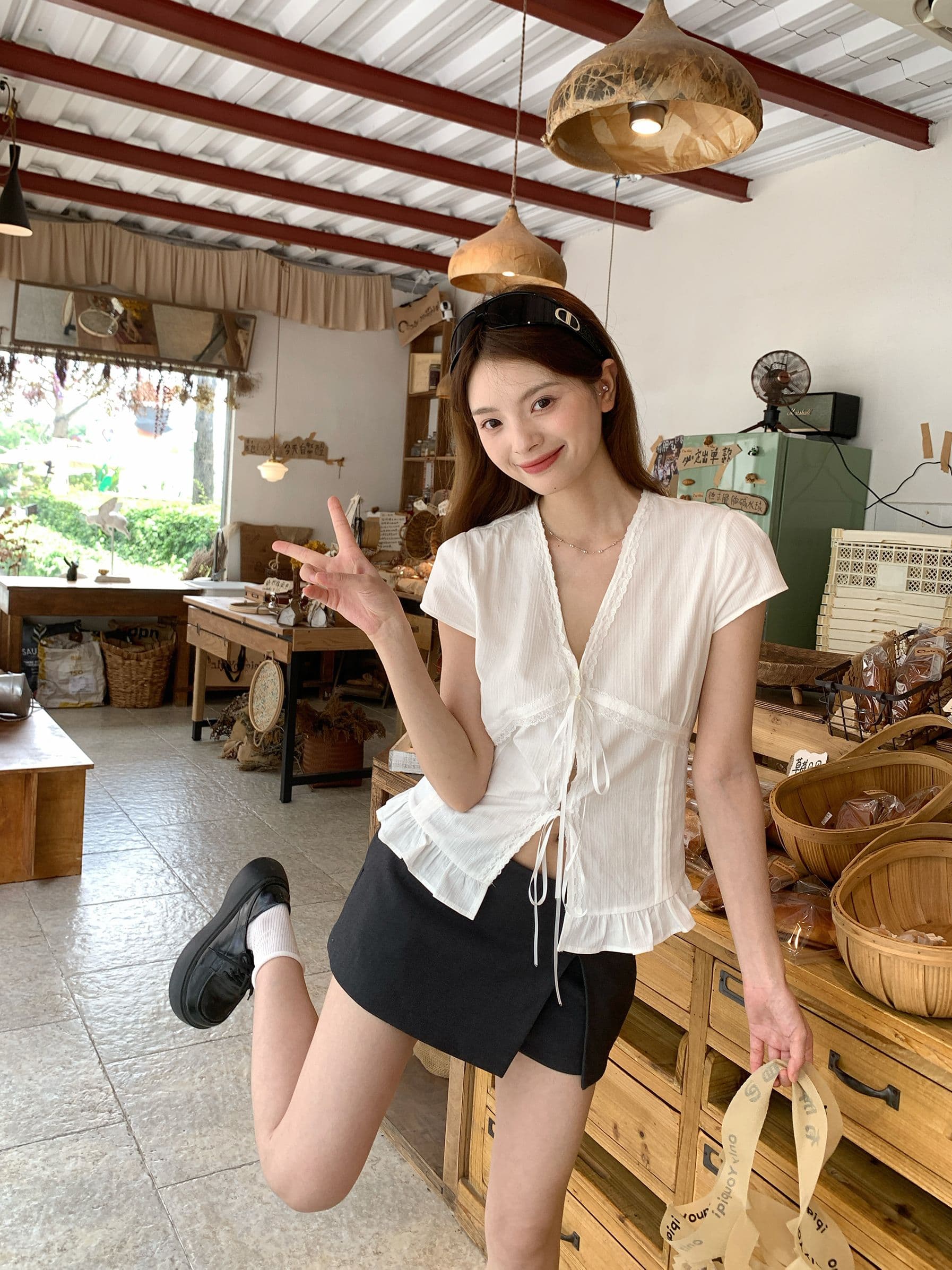 원본 원단 레이스 레이스 몸매 가꾸기 V넥 허리 수축 반팔 흰 셔츠 레이스업 디자인 센스 아메리칸 핫걸 맨위 상세 이미지 11