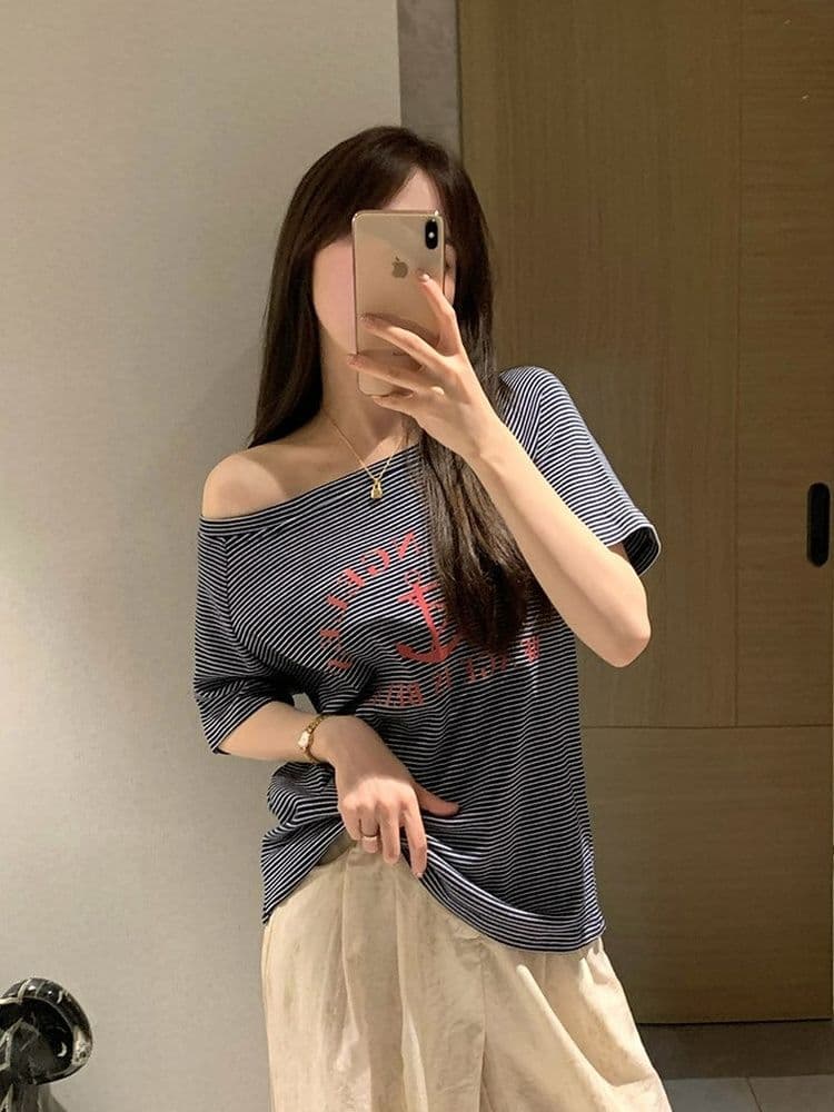 컬러 짜임 원단 알파벳 프린트 오프숄더 스트라이프 오프숄더 반팔 티셔츠 여성 슬림해 보이는 루즈핏 느긋한 비스듬한 어깨 의류 상세 이미지 2