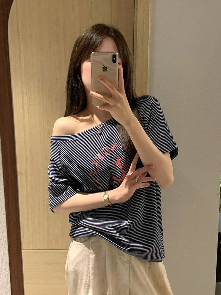 컬러 짜임 원단 알파벳 프린트 오프숄더 스트라이프 오프숄더 반팔 티셔츠 여성 슬림해 보이는 루즈핏 느긋한 비스듬한 어깨 의류 상세 이미지 7