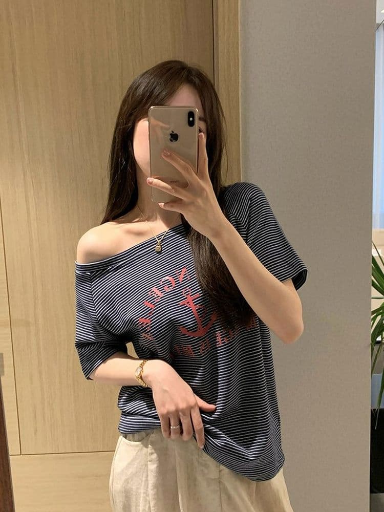 컬러 짜임 원단 알파벳 프린트 오프숄더 스트라이프 오프숄더 반팔 티셔츠 여성 슬림해 보이는 루즈핏 느긋한 비스듬한 어깨 의류 상세 이미지 8