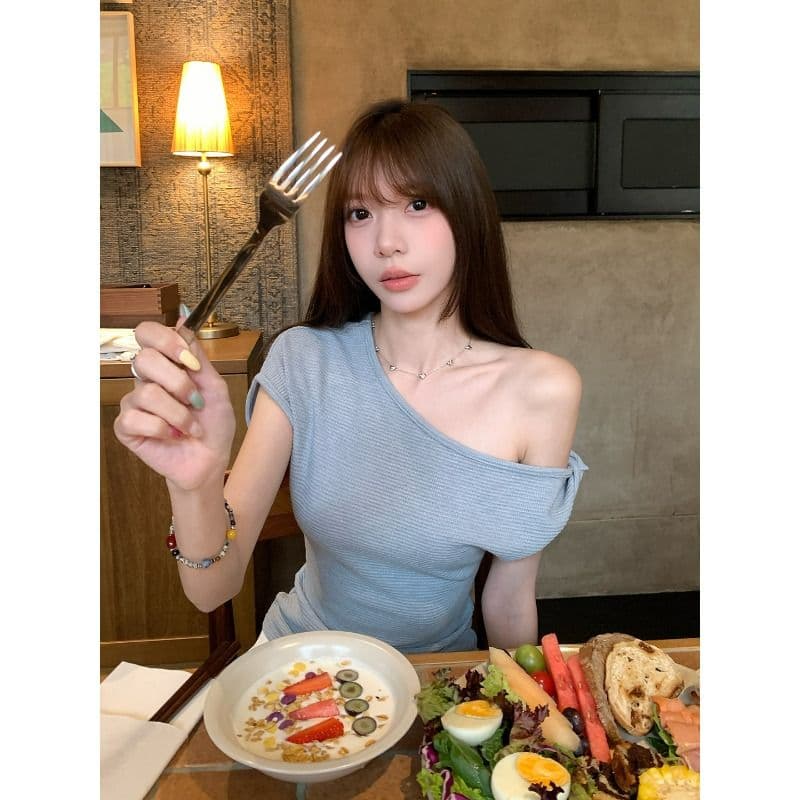 원본 원단 디자인 센스 비스듬한 칼라 반팔 티셔츠 여름 새로운 품격 몸매 가꾸기 캐주얼 착용 잡아라. 의류 이미지 3