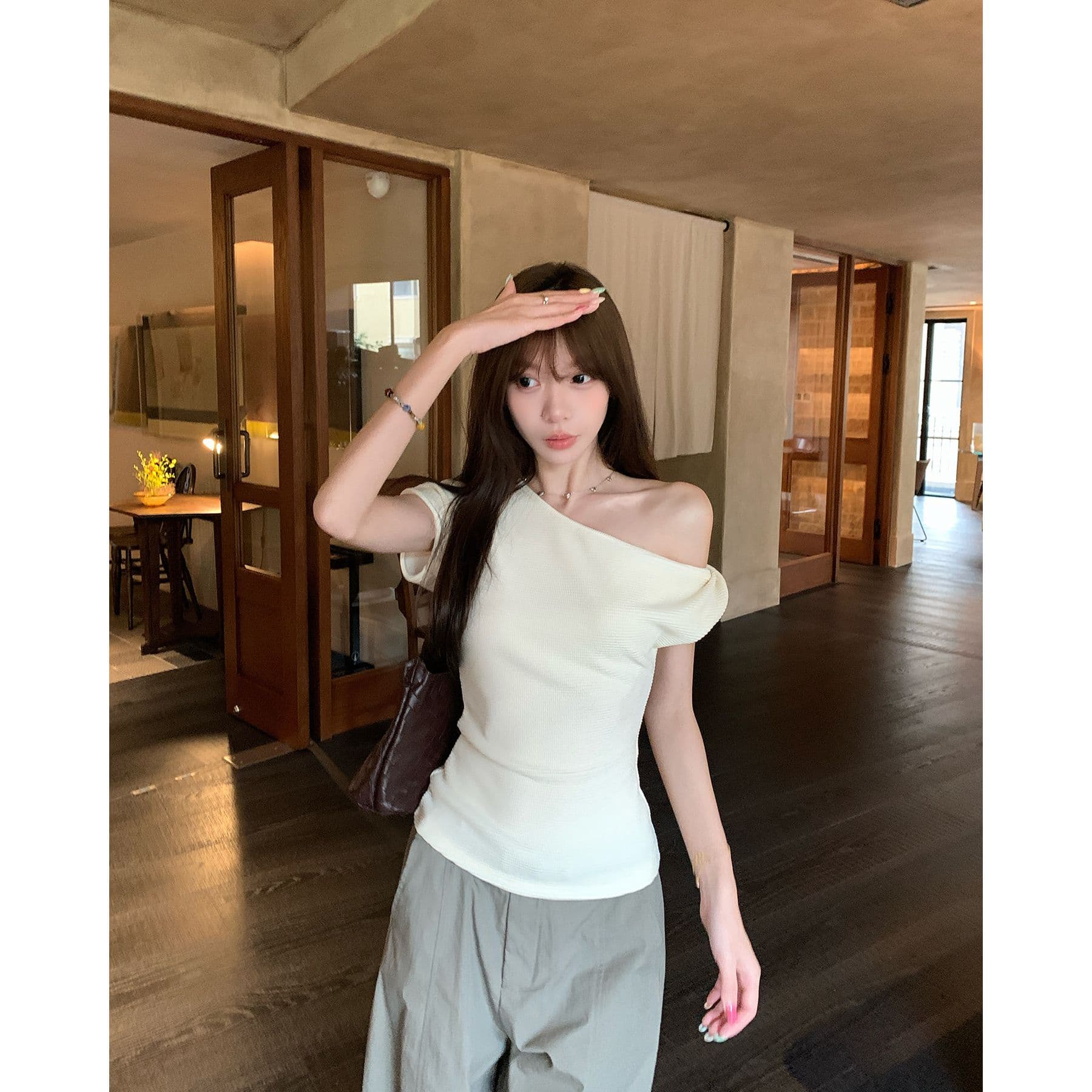 원본 원단 디자인 센스 비스듬한 칼라 반팔 티셔츠 여름 새로운 품격 몸매 가꾸기 캐주얼 착용 잡아라. 의류 이미지 4