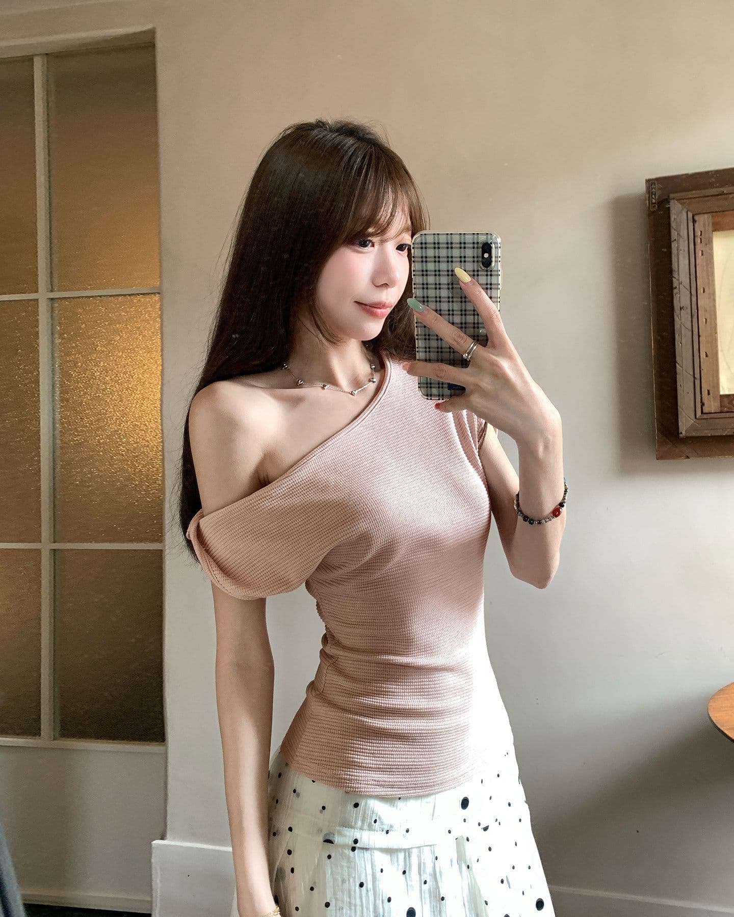 원본 원단 디자인 센스 비스듬한 칼라 반팔 티셔츠 여름 새로운 품격 몸매 가꾸기 캐주얼 착용 잡아라. 의류 상세 이미지 2