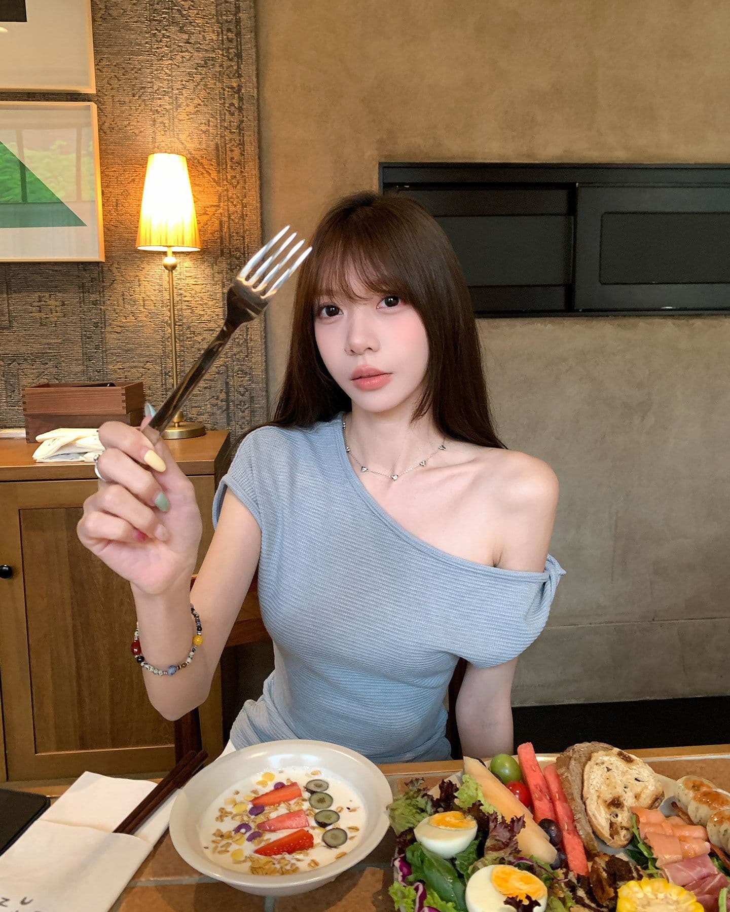 원본 원단 디자인 센스 비스듬한 칼라 반팔 티셔츠 여름 새로운 품격 몸매 가꾸기 캐주얼 착용 잡아라. 의류 상세 이미지 3