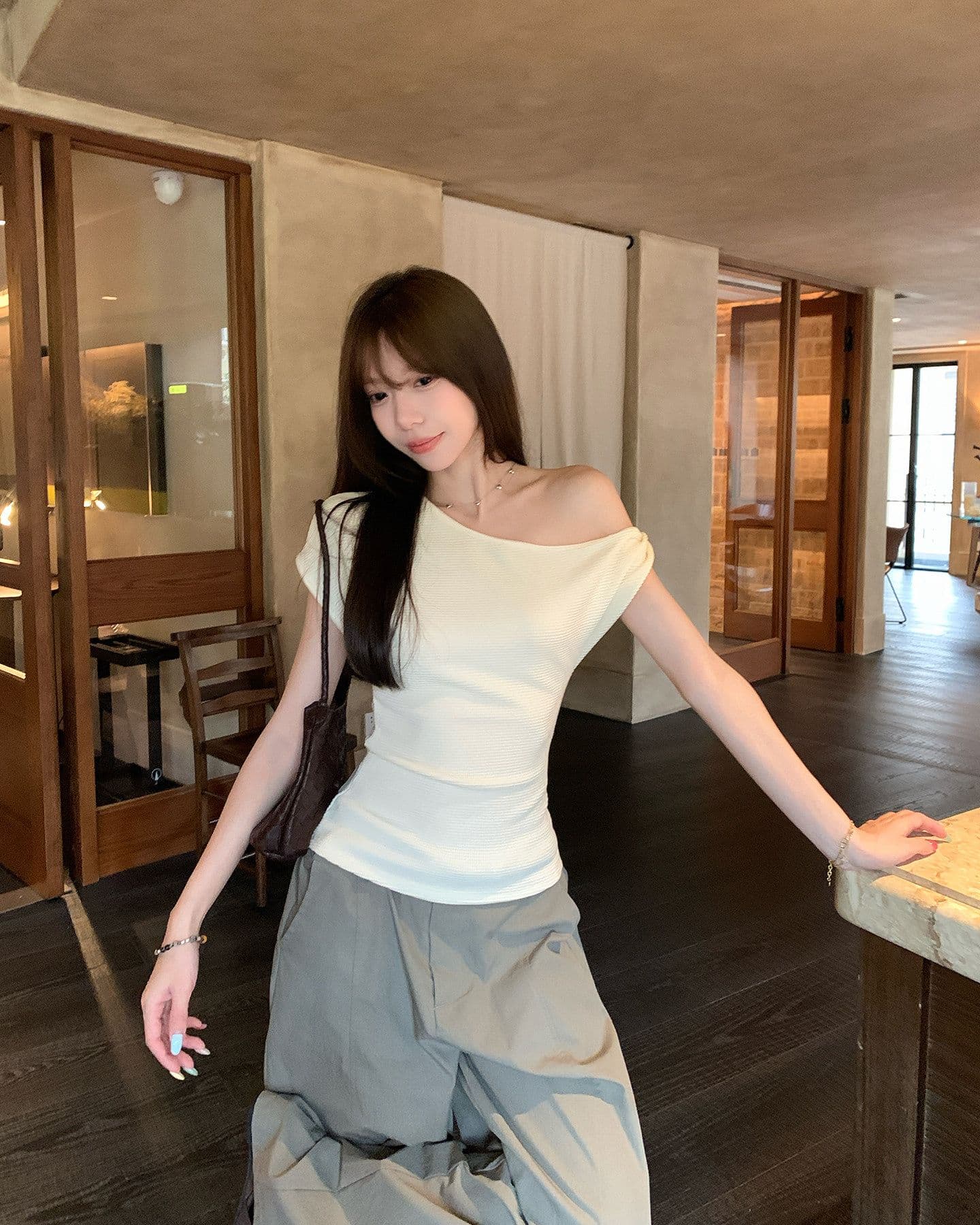 원본 원단 디자인 센스 비스듬한 칼라 반팔 티셔츠 여름 새로운 품격 몸매 가꾸기 캐주얼 착용 잡아라. 의류 상세 이미지 4