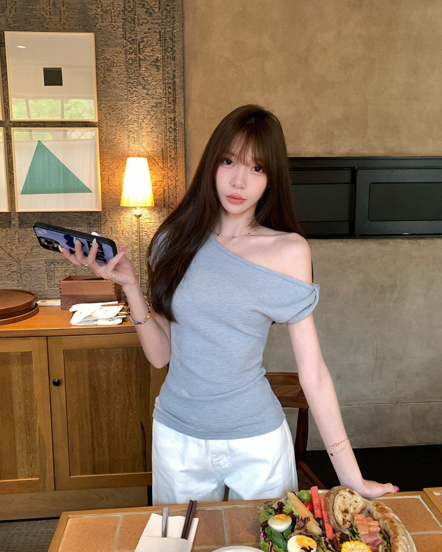 원본 원단 디자인 센스 비스듬한 칼라 반팔 티셔츠 여름 새로운 품격 몸매 가꾸기 캐주얼 착용 잡아라. 의류 상세 이미지 5