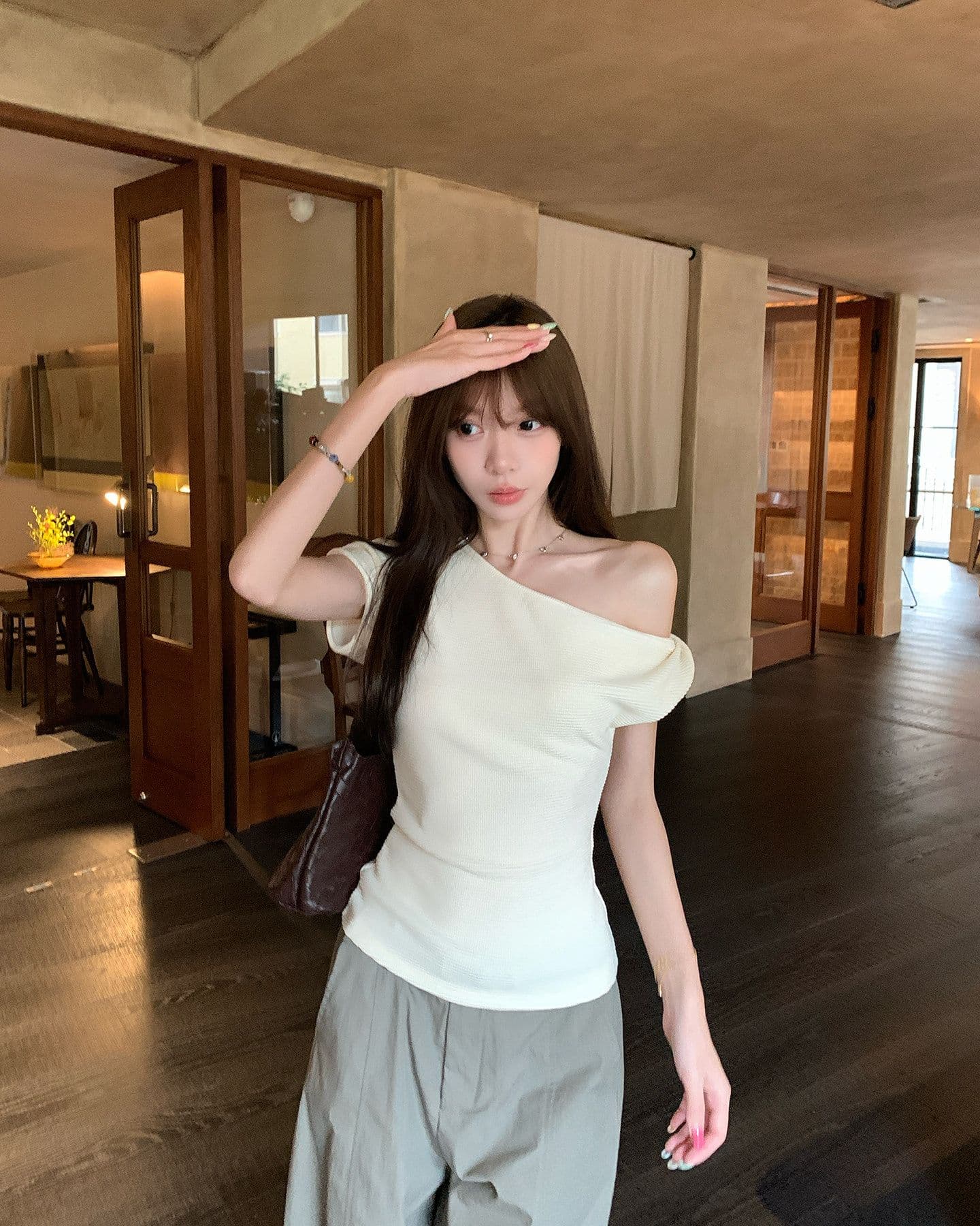 원본 원단 디자인 센스 비스듬한 칼라 반팔 티셔츠 여름 새로운 품격 몸매 가꾸기 캐주얼 착용 잡아라. 의류 상세 이미지 9
