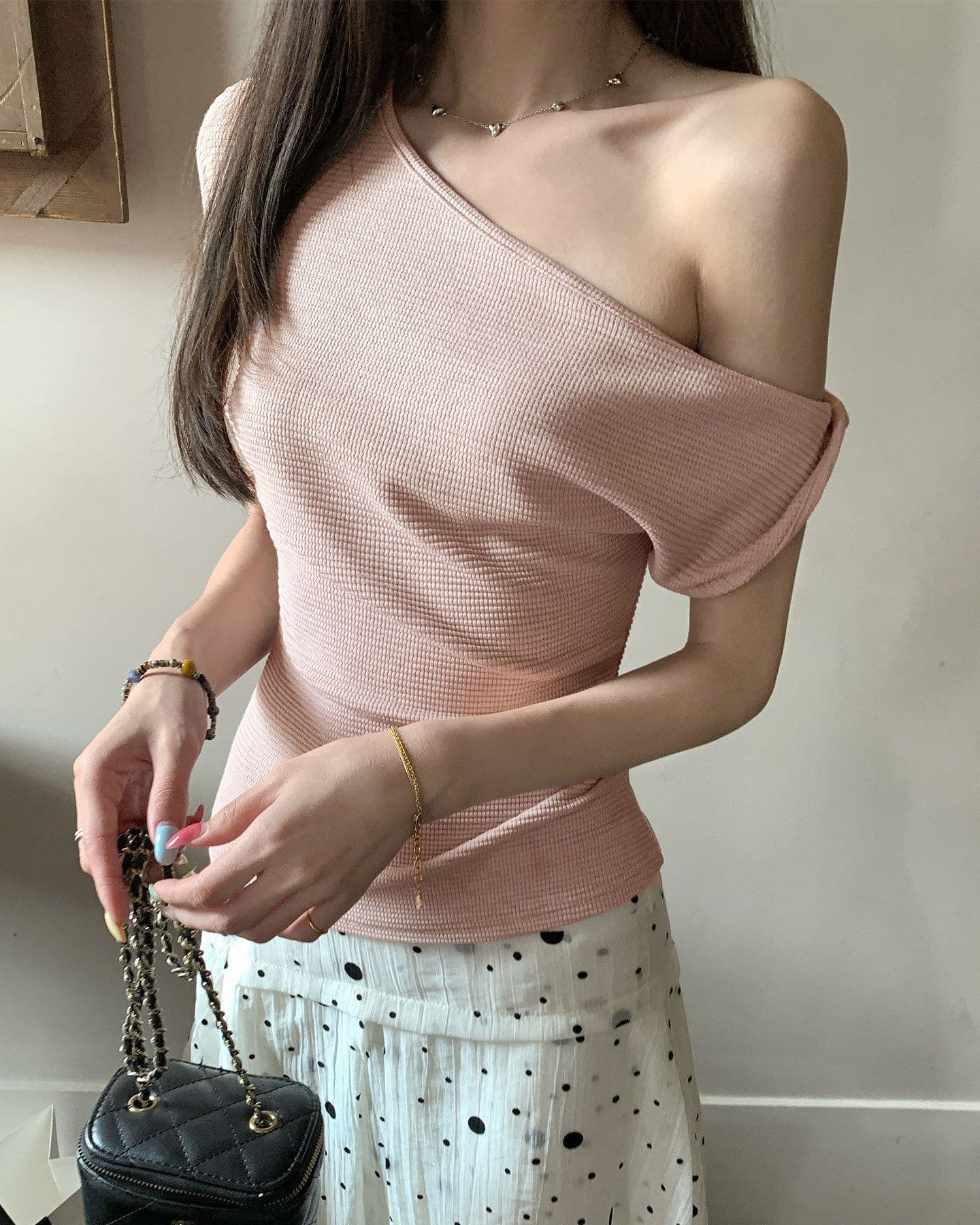 원본 원단 디자인 센스 비스듬한 칼라 반팔 티셔츠 여름 새로운 품격 몸매 가꾸기 캐주얼 착용 잡아라. 의류 상세 이미지 11
