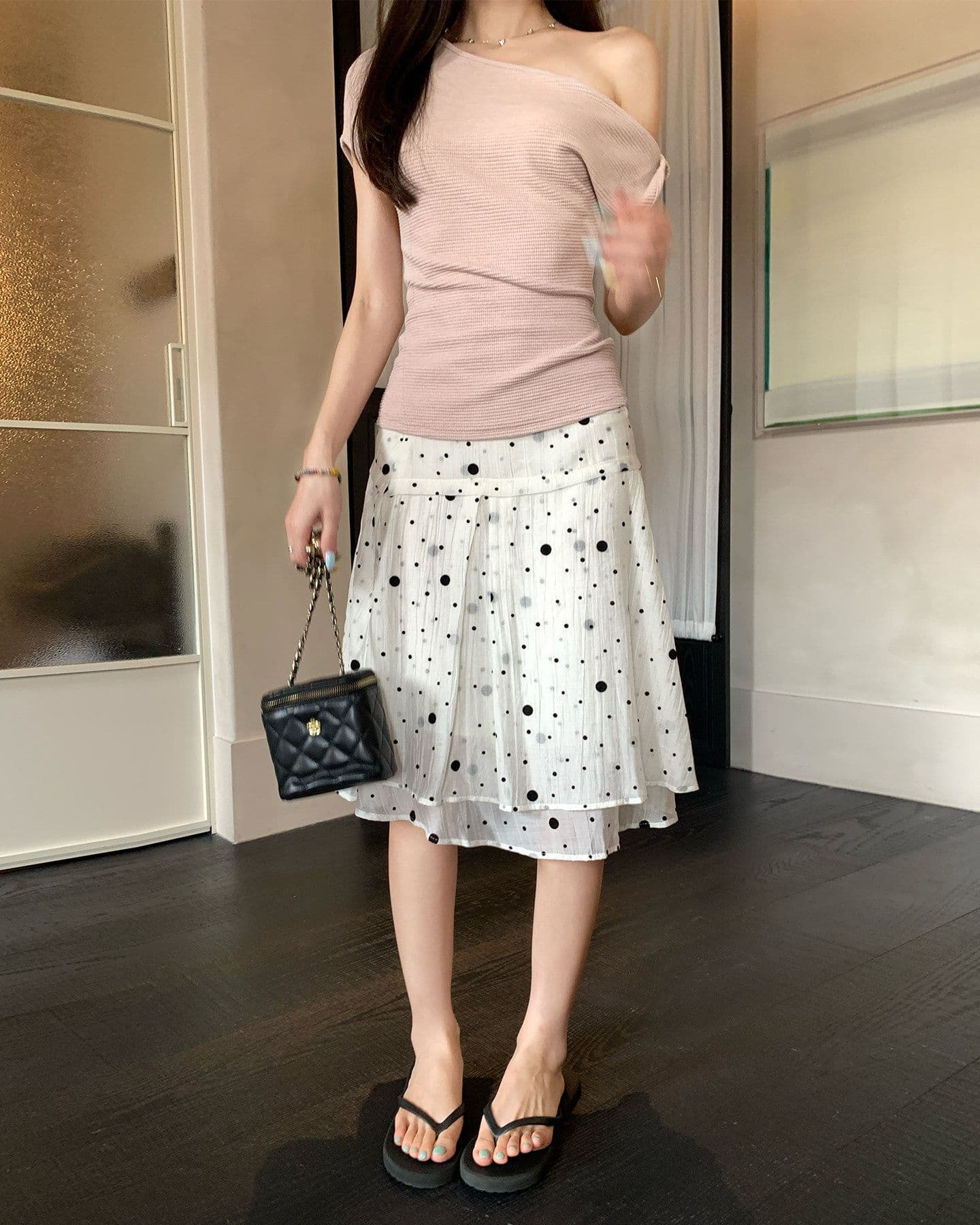 원본 원단 디자인 센스 비스듬한 칼라 반팔 티셔츠 여름 새로운 품격 몸매 가꾸기 캐주얼 착용 잡아라. 의류 상세 이미지 12