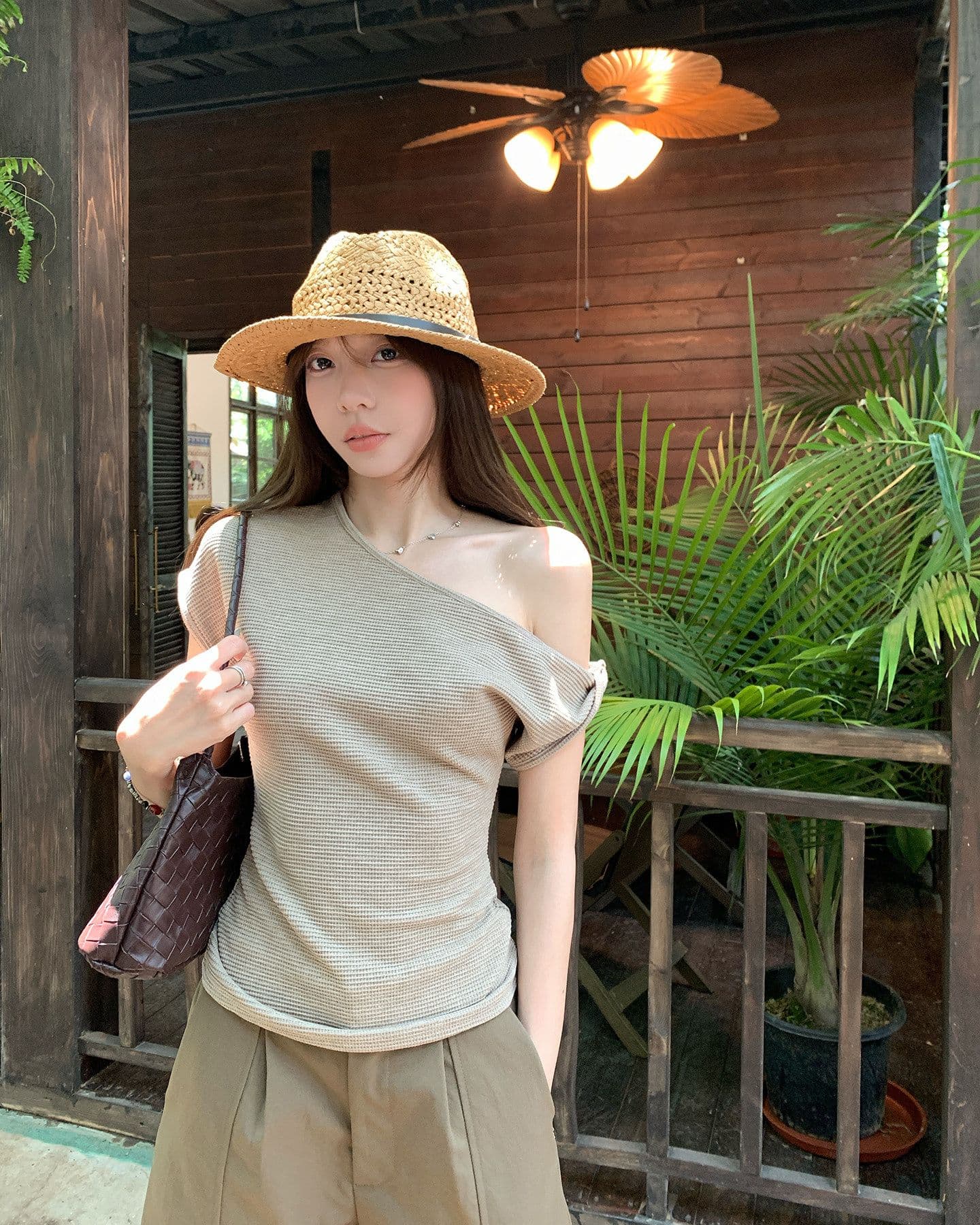 원본 원단 디자인 센스 비스듬한 칼라 반팔 티셔츠 여름 새로운 품격 몸매 가꾸기 캐주얼 착용 잡아라. 의류 상세 이미지 15