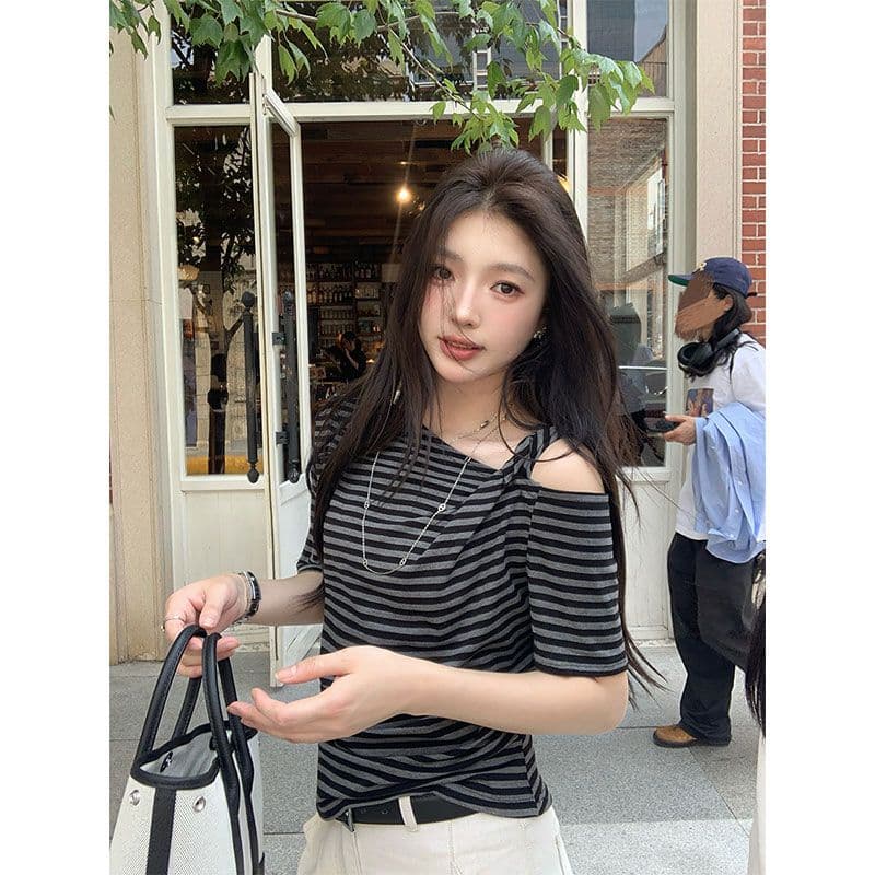 오프숄더 반팔 티셔츠 여성 여름 새로운 핫걸 품격 몸매 가꾸기 다용도 레트로 블랙 스트라이프 슬림해 보이는 맨위