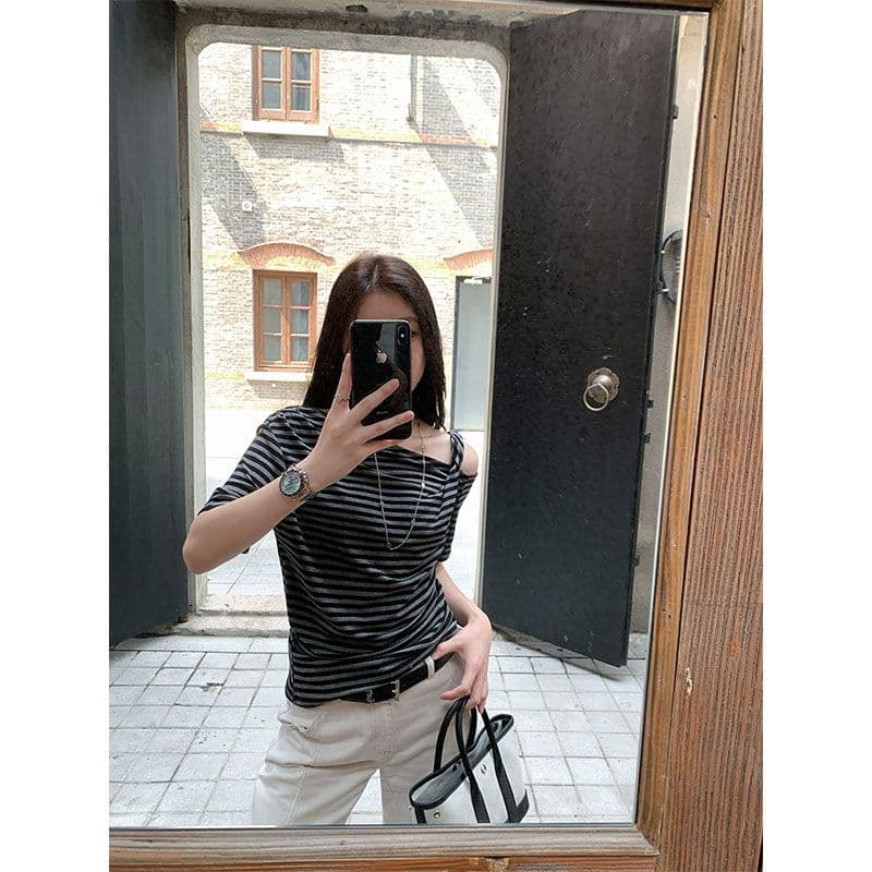 오프숄더 반팔 티셔츠 여성 여름 새로운 핫걸 품격 몸매 가꾸기 다용도 레트로 블랙 스트라이프 슬림해 보이는 맨위 이미지 3