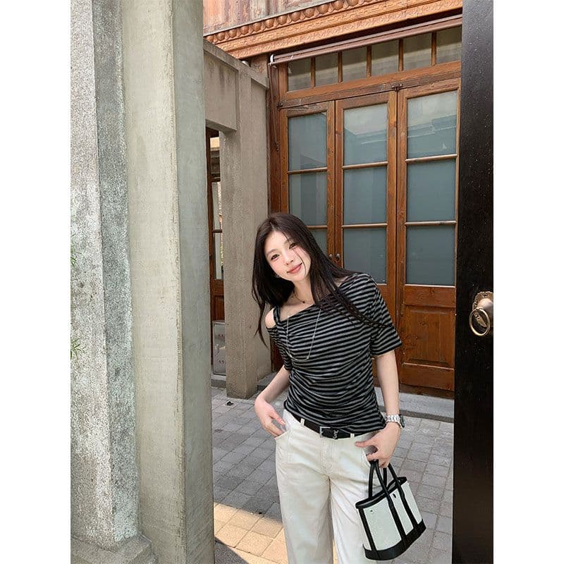 오프숄더 반팔 티셔츠 여성 여름 새로운 핫걸 품격 몸매 가꾸기 다용도 레트로 블랙 스트라이프 슬림해 보이는 맨위 이미지 5