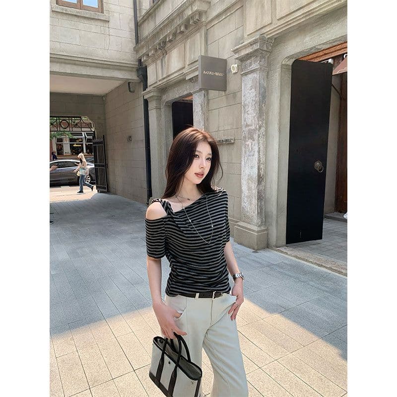 오프숄더 반팔 티셔츠 여성 여름 새로운 핫걸 품격 몸매 가꾸기 다용도 레트로 블랙 스트라이프 슬림해 보이는 맨위 이미지 4