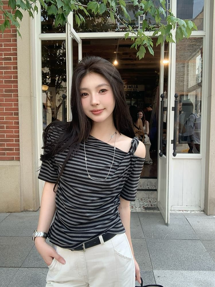 오프숄더 반팔 티셔츠 여성 여름 새로운 핫걸 품격 몸매 가꾸기 다용도 레트로 블랙 스트라이프 슬림해 보이는 맨위 상세 이미지 5