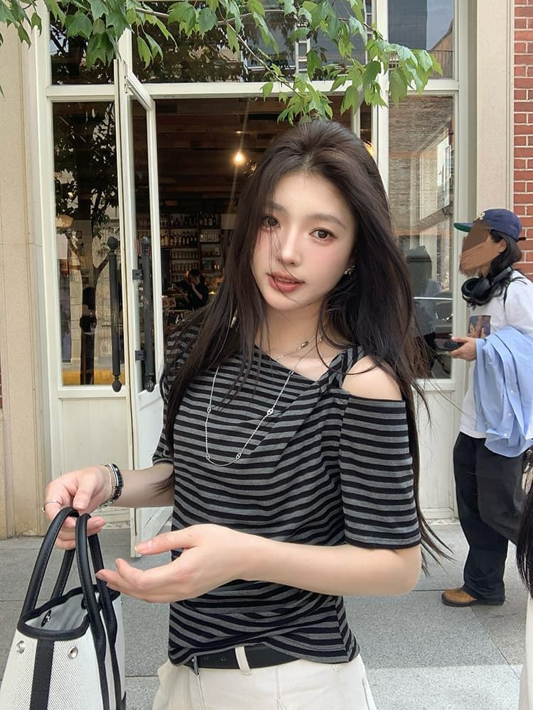 오프숄더 반팔 티셔츠 여성 여름 새로운 핫걸 품격 몸매 가꾸기 다용도 레트로 블랙 스트라이프 슬림해 보이는 맨위 상세 이미지 6