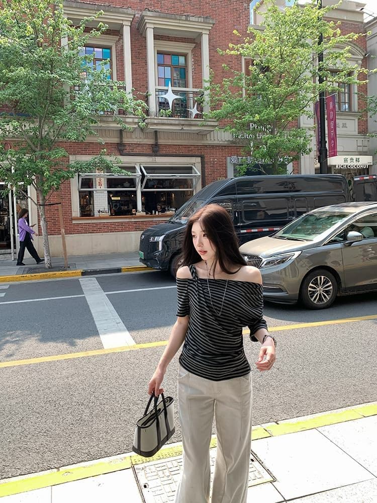 오프숄더 반팔 티셔츠 여성 여름 새로운 핫걸 품격 몸매 가꾸기 다용도 레트로 블랙 스트라이프 슬림해 보이는 맨위 상세 이미지 10