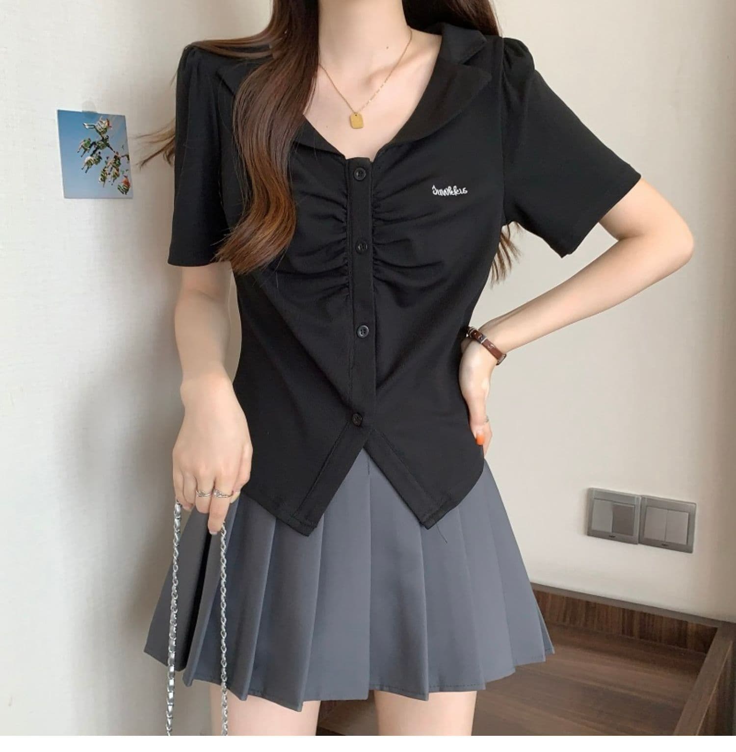 불규칙 주름 자수 폴로 칼라 반팔 티셔츠 맨위 상세 이미지 2