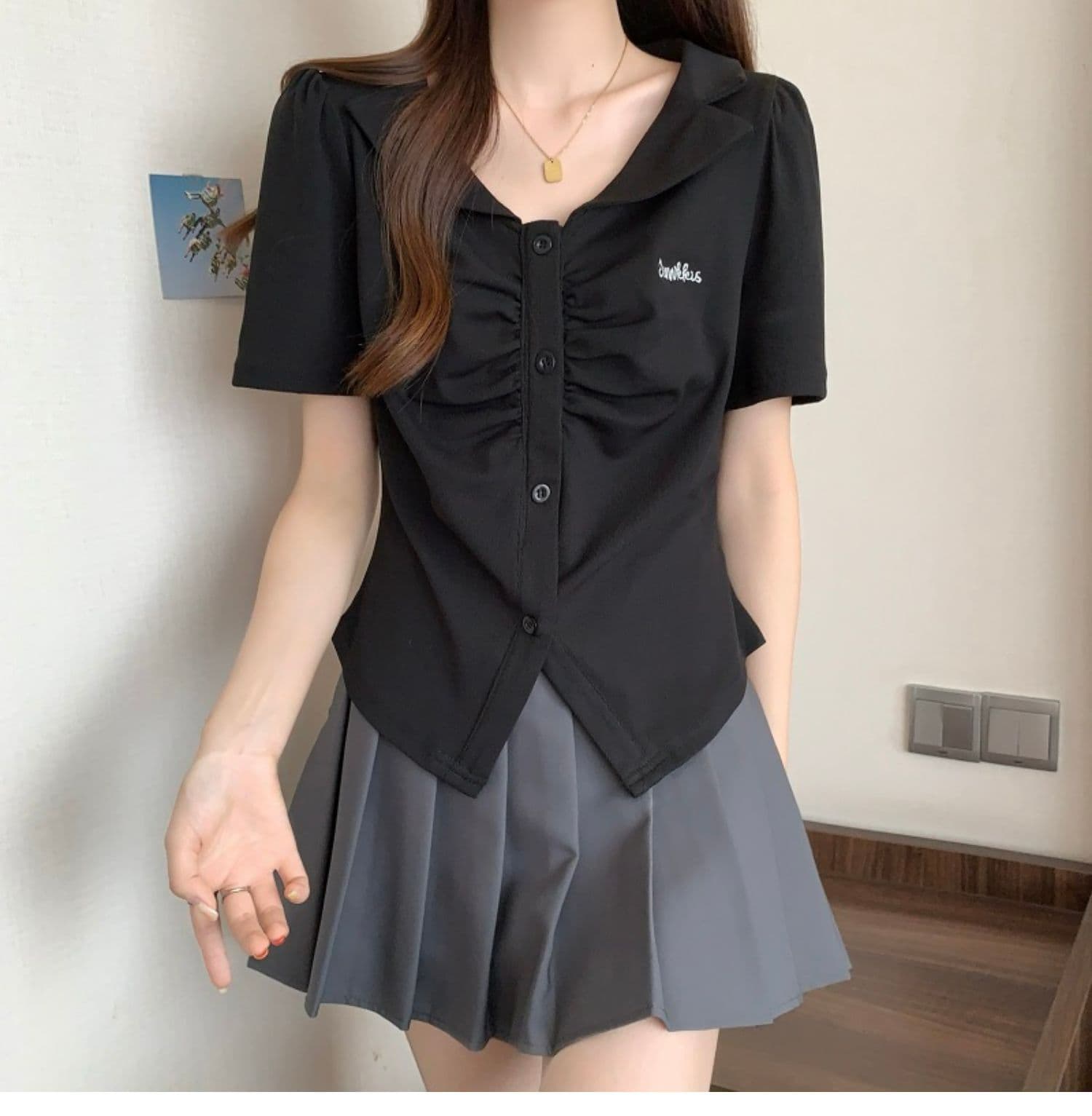 불규칙 주름 자수 폴로 칼라 반팔 티셔츠 맨위 상세 이미지 9