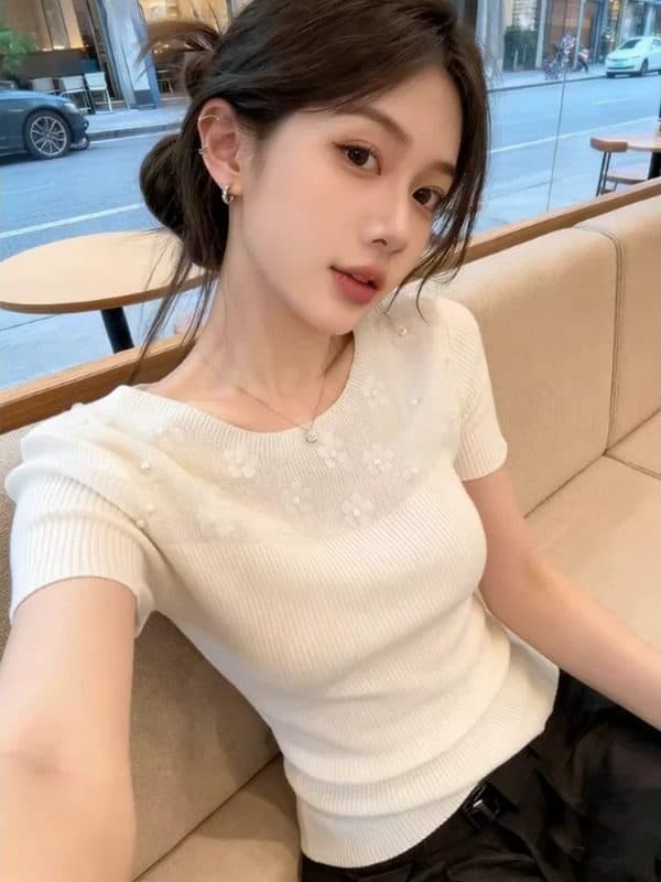 한 부서 라운드 넥 꽃 비즈 박기 반팔 털 니트 스웨터 여성 2026 여름 새로운 몸매 가꾸기 슬림해 보이는 외국 가스 맨위 트렌디 이미지 3