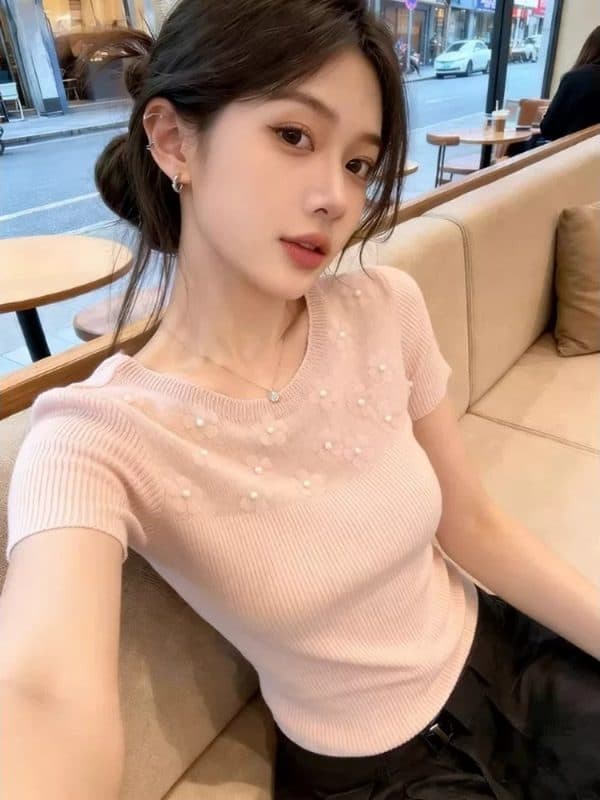 한 부서 라운드 넥 꽃 비즈 박기 반팔 털 니트 스웨터 여성 2026 여름 새로운 몸매 가꾸기 슬림해 보이는 외국 가스 맨위 트렌디 상세 이미지 3