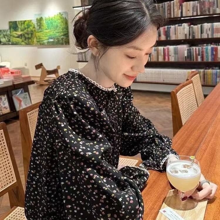 2026 여름 새로운 프랑스식 고급 센스 연령 감소 외국 가스 고유 한 Chic 아름다운 검정색 꽃무늬 셔츠 맨위 여성 이미지 4