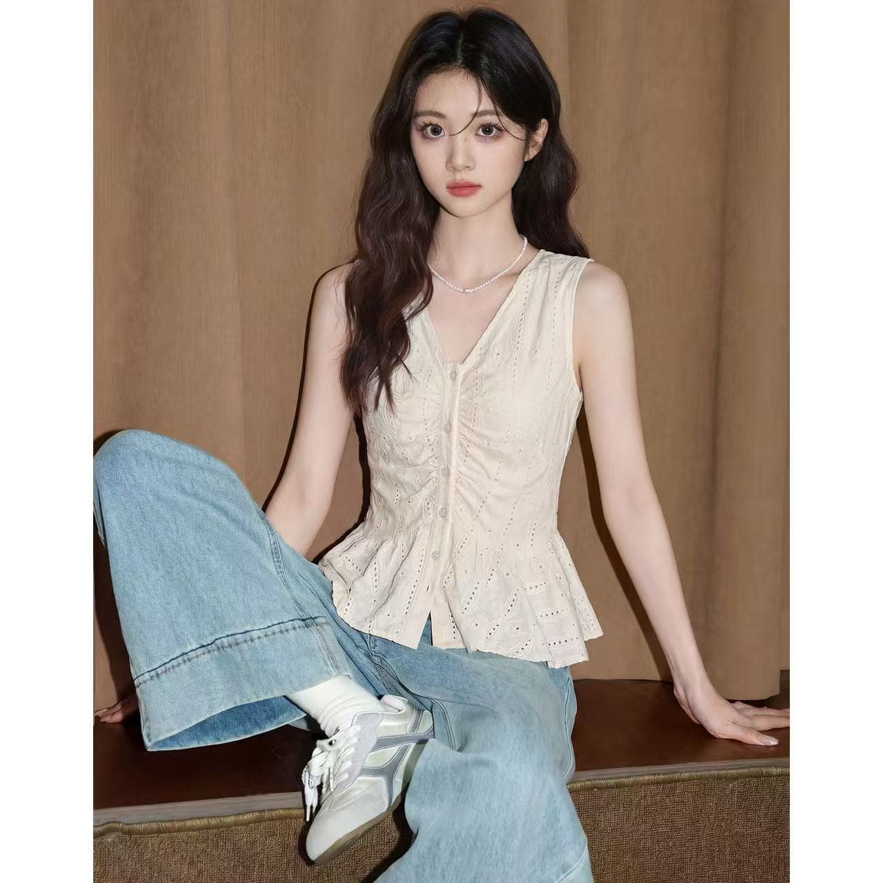 프랑스식 V넥 캐미솔 2026 여름 새로운 홀로우 아웃 디자인 센스 허리 수축 민소매 외출용 쇼트 스타일 맨위 상세 이미지 2
