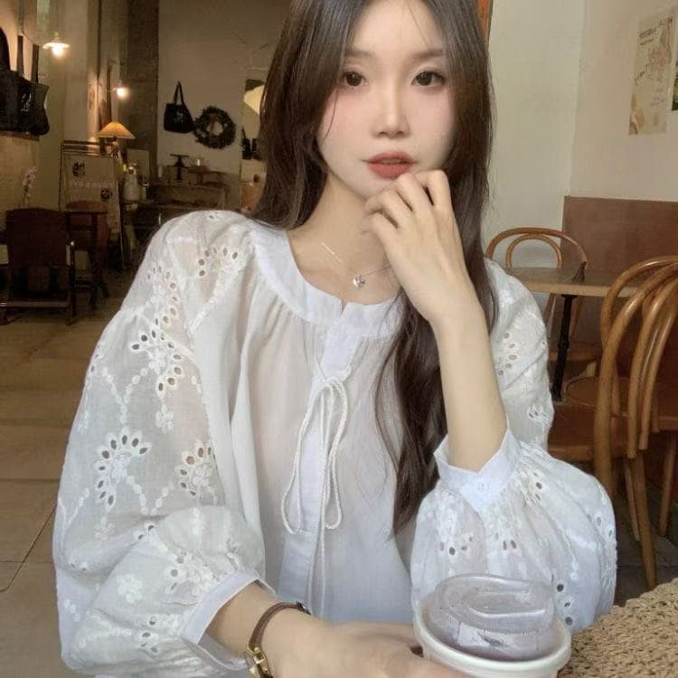 달콤함 레트로 무거운 작업 홀로우 아웃 자수 레이스업 라운드 넥 여성 셔츠 루즈핏 캐주얼 인사이드 가져 가라. 벌룬 소매 맨위 이미지 3