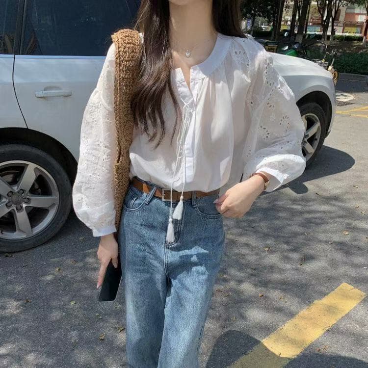 달콤함 레트로 무거운 작업 홀로우 아웃 자수 레이스업 라운드 넥 여성 셔츠 루즈핏 캐주얼 인사이드 가져 가라. 벌룬 소매 맨위 상세 이미지 2