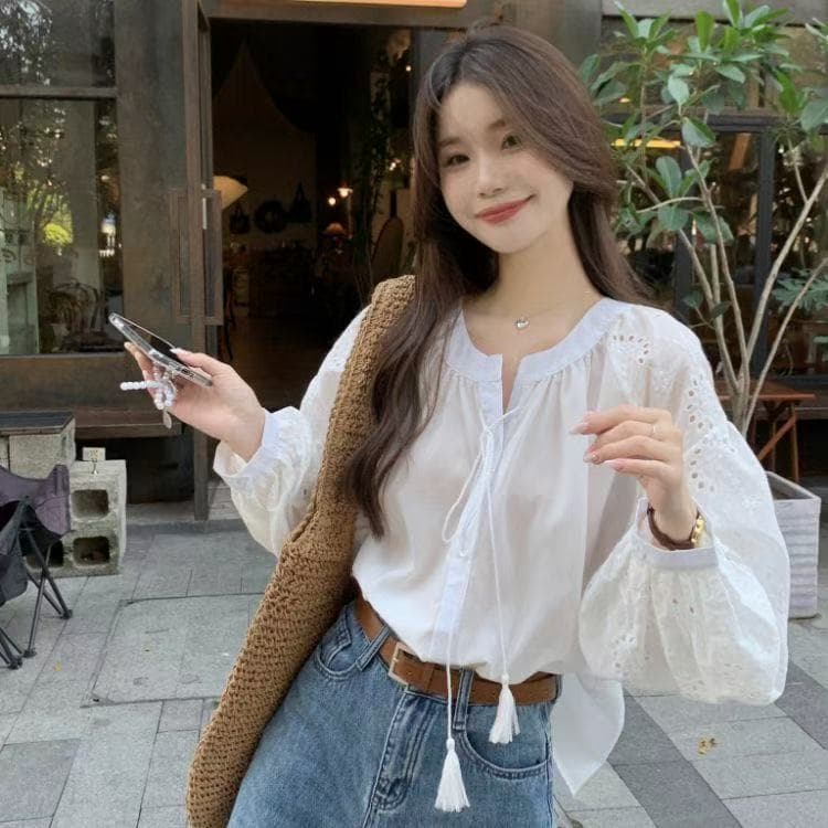 달콤함 레트로 무거운 작업 홀로우 아웃 자수 레이스업 라운드 넥 여성 셔츠 루즈핏 캐주얼 인사이드 가져 가라. 벌룬 소매 맨위 상세 이미지 3