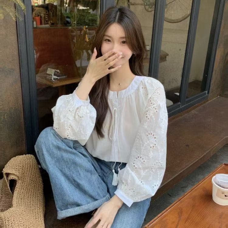 달콤함 레트로 무거운 작업 홀로우 아웃 자수 레이스업 라운드 넥 여성 셔츠 루즈핏 캐주얼 인사이드 가져 가라. 벌룬 소매 맨위 상세 이미지 6