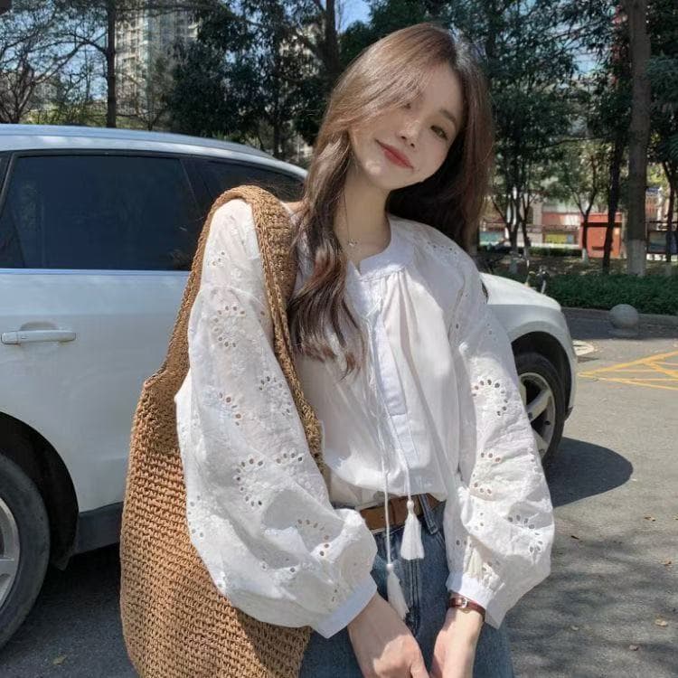 달콤함 레트로 무거운 작업 홀로우 아웃 자수 레이스업 라운드 넥 여성 셔츠 루즈핏 캐주얼 인사이드 가져 가라. 벌룬 소매 맨위 상세 이미지 8