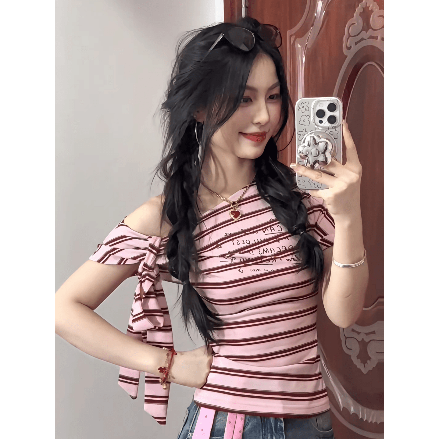 원본 품질 여름 핑크색 스트라이프 알파벳 프린트 비스듬한 어깨 티셔츠 여성 탈착식 레이스업 반팔 맨위