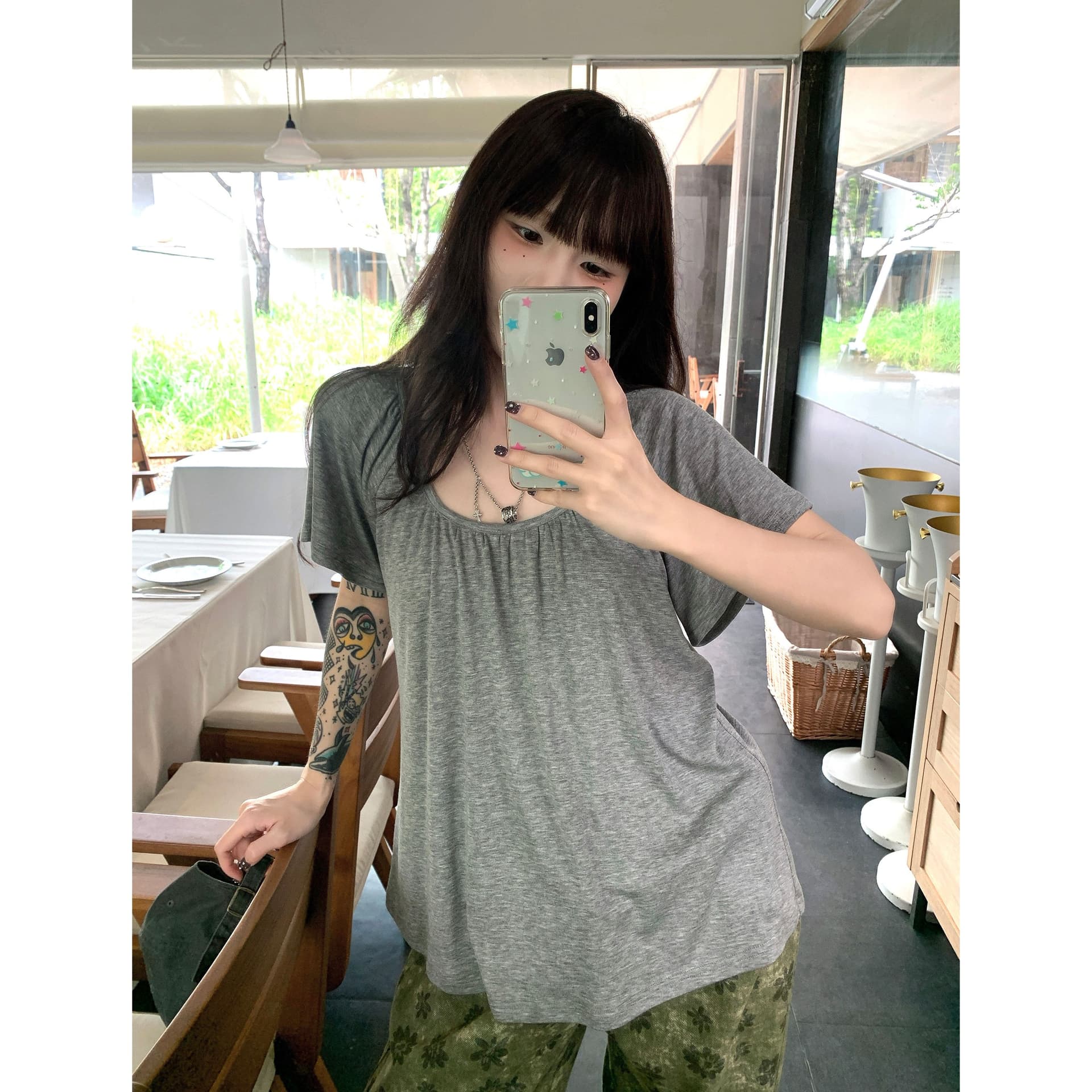 느긋한 u 칼라 반팔 티셔츠 여성 의류 여름 한 부서 고급 센스 다용도 캐주얼 주름 부드러운 찹쌀 맨위 상세 이미지 4