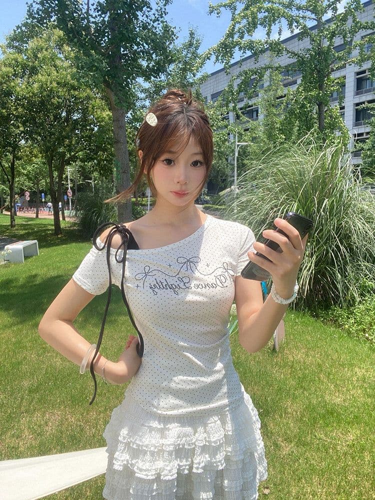 원본 원단 화이트 도트 무늬 비스듬한 어깨 스트랩 반팔 티셔츠 여성 여름 디자인 센스 허리 수축 슬림해 보이는 풀오버 맨위 이미지 3