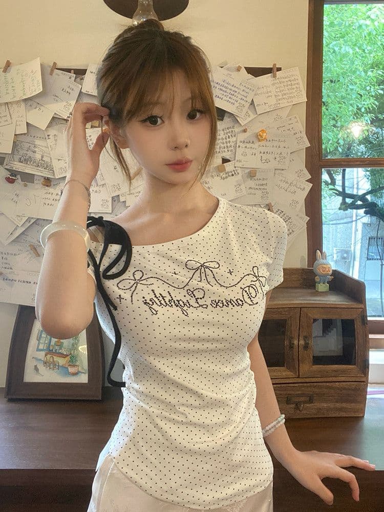 원본 원단 화이트 도트 무늬 비스듬한 어깨 스트랩 반팔 티셔츠 여성 여름 디자인 센스 허리 수축 슬림해 보이는 풀오버 맨위