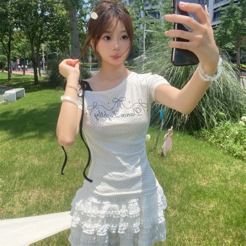 원본 원단 화이트 도트 무늬 비스듬한 어깨 스트랩 반팔 티셔츠 여성 여름 디자인 센스 허리 수축 슬림해 보이는 풀오버 맨위 이미지 5
