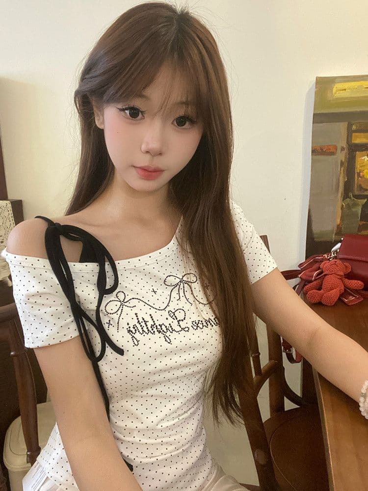 원본 원단 화이트 도트 무늬 비스듬한 어깨 스트랩 반팔 티셔츠 여성 여름 디자인 센스 허리 수축 슬림해 보이는 풀오버 맨위 상세 이미지 2